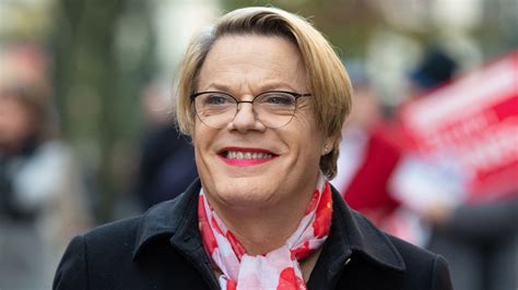 Comedian Eddie Izzard Comes Out About Her Gender Identity