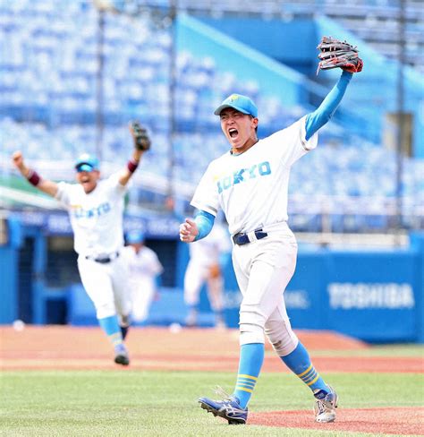 ＜六大学野球 東大・慶大＞勝利に喜ぶ松岡由（右）ら東大ナイン （撮影・西川祐介） ― スポニチ Sponichi Annex 野球