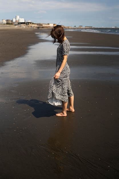 Foto completa mulher japonesa na praia Foto Grátis