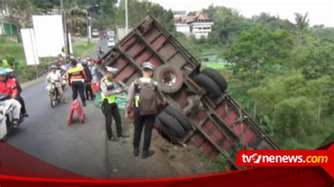 Tak Kuat Menanjak Truk Muat Ratusan Galon Air Mineral Terperosok Ke