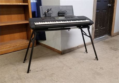 Tryans Online Auction Auction Center Yamaha PSR 520 Keyboard With Stand