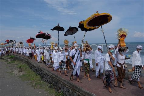 Upacara Melasti Jelang Hari Raya Nyepi Di Bali Antara Foto