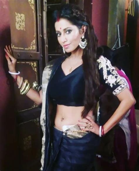 21 Hot Photos Of Ridhiema Tiwari In Saree Flaunting Her Sexy Midriff