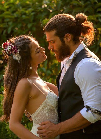 Can Yaman y Demet Özdemir ya posan por separado con sus respectivas parejas