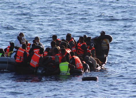 Offrono Il Pasto Ai Migranti Ma Poi Si Lamentano Degli Sbarchi Lo