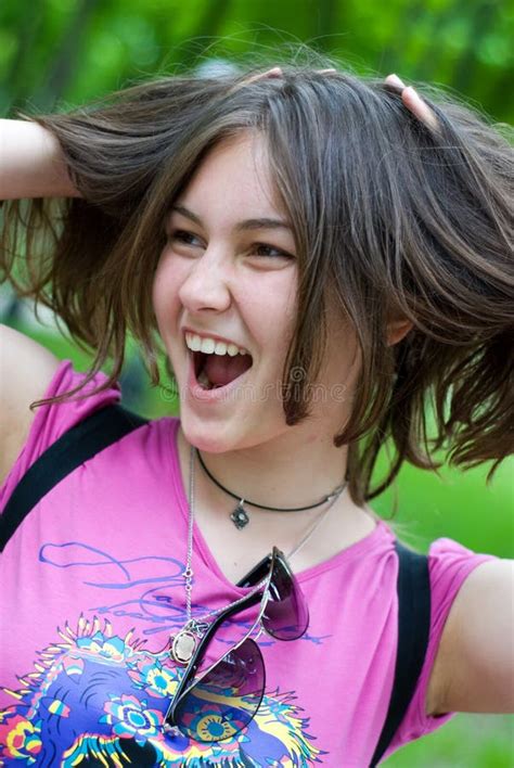 Fille De Ladolescence Avec Des Mains Dans Son Cheveu Image Stock