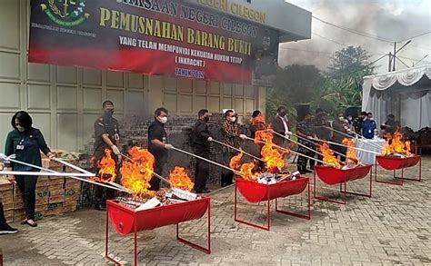 Kejari Cilegon Musnahkan Ribuan Bungkus Rokok Ilegal Dan Barang Hasil