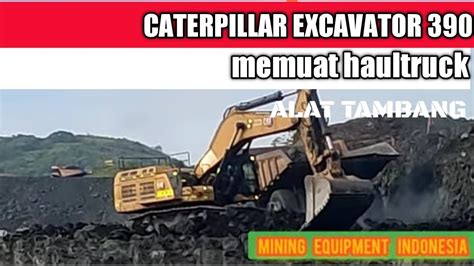 Alat Berat Excavator Mengeruk Batu Keras Menggali Menumpuk