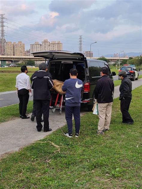 萬華河濱公園找流浪狗 民眾河中沙洲驚見浮屍 社會 中時