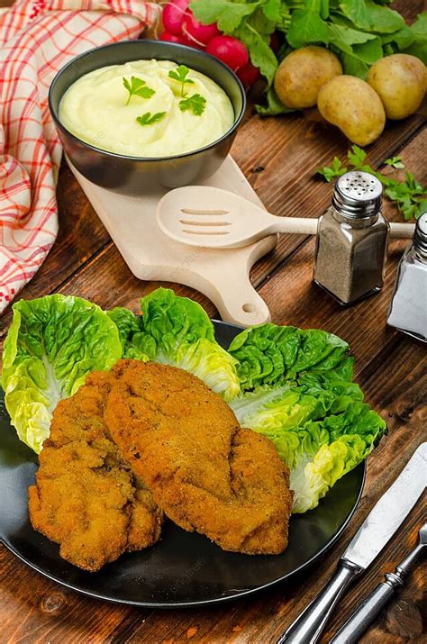 Fondo Wiener Schnitzel Con Pur De Patatas Carne De Cerdo Empanada Foto