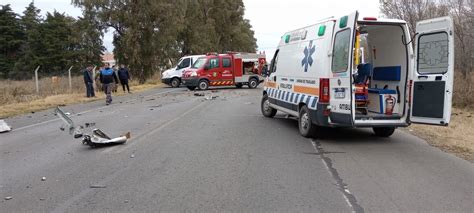 Dos heridos tras un violento choque entre una camioneta y un camión