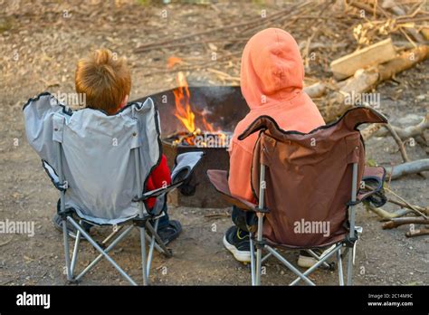 Les enfants brûlent le feu sur le terrain de camping de la forêt de