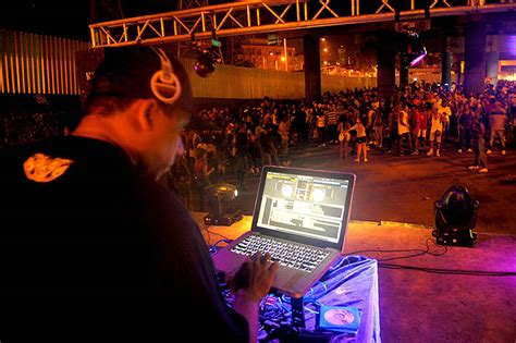 Viva Favela Baile Esbanja Charme No Viaduto De Madureira