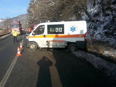 DN 66 Ambulanță implicată într un accident rutier Stiri din judetul