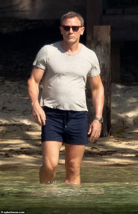 Bond S Daniel Craig Displays Eye Popping Muscles While Shooting