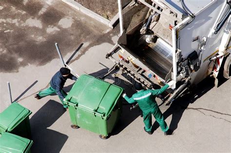 Lavoratori Addetti Alla Raccolta Dei Rifiuti Nell Area Residenziale Che