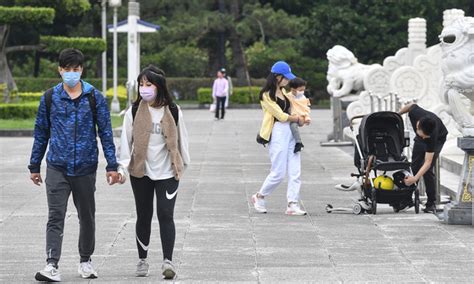 本土增2萬7196例、57例死亡：50歲以上可打第四劑，指揮中心重申「散步不戴口罩」仍要顧及社交距離 Tnl The News Lens 關鍵評論網