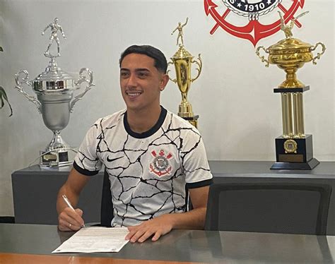 Corinthians contrata jogador da base da Ponte Preta Central do Timão