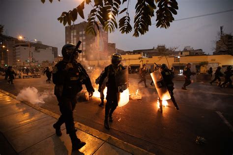 Suman ya 17 muertos en las protestas en Perú tras la destitución de