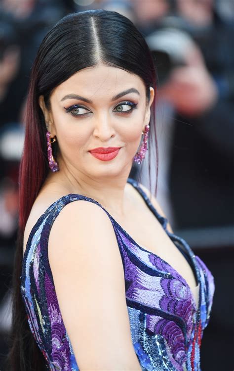 Aishwarya Rai Hot Cleavage Photos Girls Of The Sun Premiere At The St Cannes Film Festival