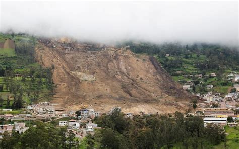 Van 27 Fallecidos Por Alud En Zona Andina De Ecuador Aristegui Noticias