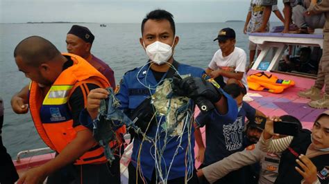 现场：印尼一飞机失联 当地民众疑似发现飞机残骸凤凰网视频凤凰网