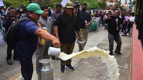 Lecheros De Cochabamba Protestan Contra Los Bloqueos Y Alertan Que El