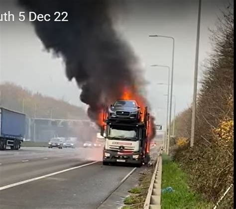 Autostrada Bloccata Incendio Bisarca Che Trasporta Auto Elettriche