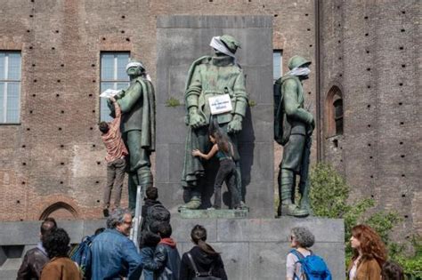 Giornata Della Terra A Torino Gli Attivisti Per Il Clima Bendano Le