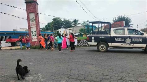 Padres De Familia Bloquean Carretera Huatusco Xalapa Para Exigir