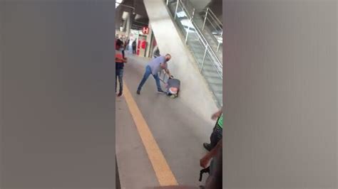 Vídeo Briga homem armado em estação de trem de SP causa correria e