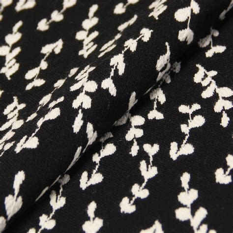 Jacquard Feuillage fond noir blanc cassé vendu au mètre