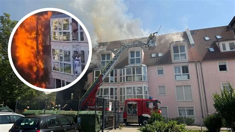 Wohnhaus Steht In Flammen Feuerwehr Mit Gro Aufgebot Vor Ort Auch