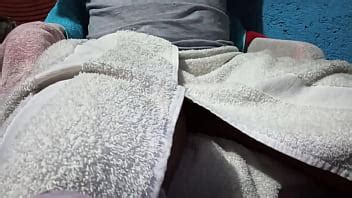 Mec chaud humidifie sa bite après le bain XVIDEOS