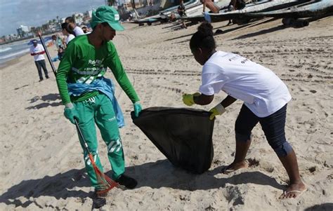 Projeto A Onda é Preservar coleta lixo na praia de São Tomé de Paripe