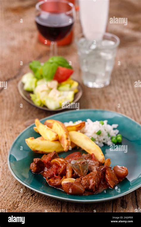 Griechischer Stifado Fleischeintopf Mit Kartoffeln Hi Res Stock