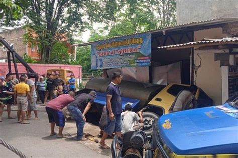 Jalan Tiba Tiba Amblas Kernet Tewas Tertimpa Truk Yang Sedang Mundur