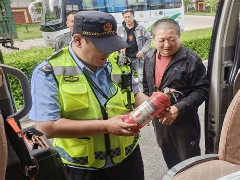 旅游客运市场执法专项行动系列报道（八）——呼伦贝尔市交通运输局对辖区内道路旅客运输车辆开展安全运行检查