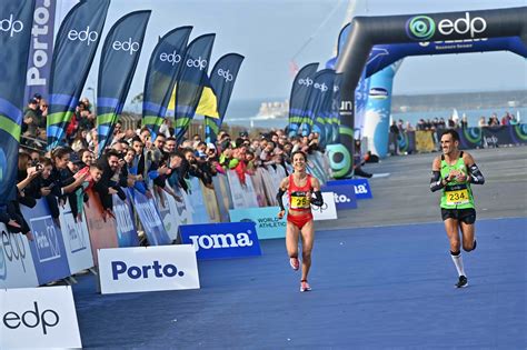 Na linha de meta, o abraço da família é a “medalha” que os atletas