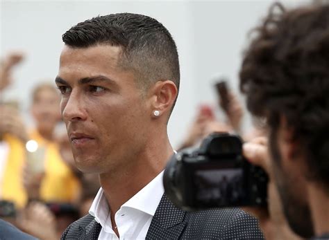 Nach Wechsel Zu Juventus Turin Cristiano Ronaldo Bringt Den