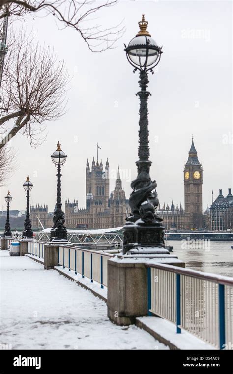 Snowy Winter Scenery In London England Uk Stock Photo Alamy