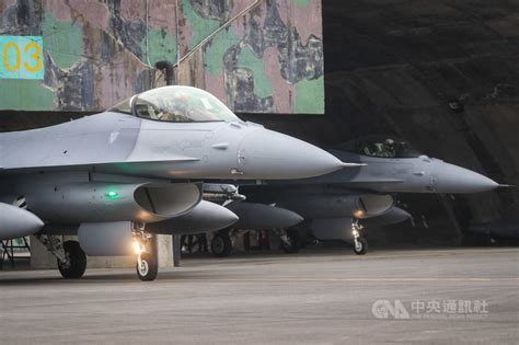 空軍秀肌肉 F 16v戰機嘉義基地群集大象漫步 政治 中央社 Cna