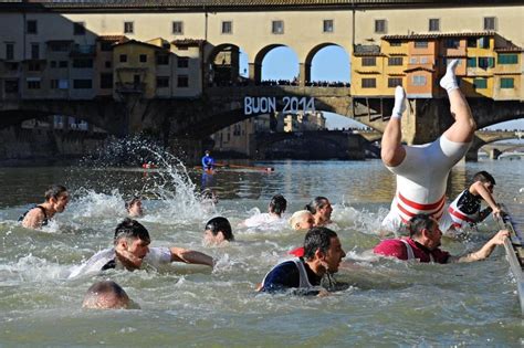 Un Tuffo In Arno Per Capodanno Photogallery Rai News