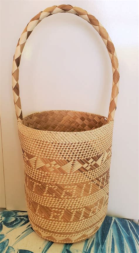 Beautiful Handwoven Pandanus Thatch Shopping Basket Pitkern Island