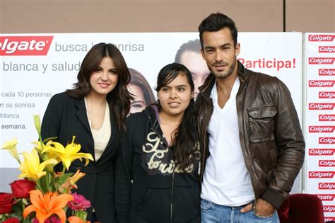 Maite Perroni e Aaron Diaz em sessão de autógrafos da marca Colgate no