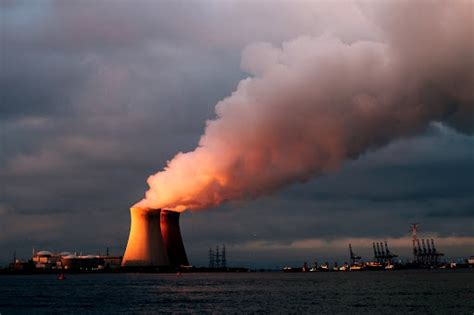 uranium  pengertian sejarah sifat  karakteristik