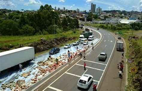 Carreta Carregada De Leite Perde Parte Do Produto Na Curva Do Viaduto