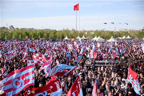 Trabzonsporlu taraftarlar İstanbul da takımlarının şampiyonluğunu