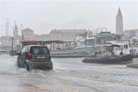 Foto Hrvatska Obala Na Udaru Silovitog Nevremena Oluja Ru Ila Stabla