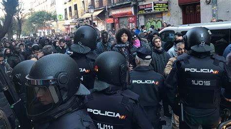 Cientos de personas protestan en Lavapiés por la muerte del mantero